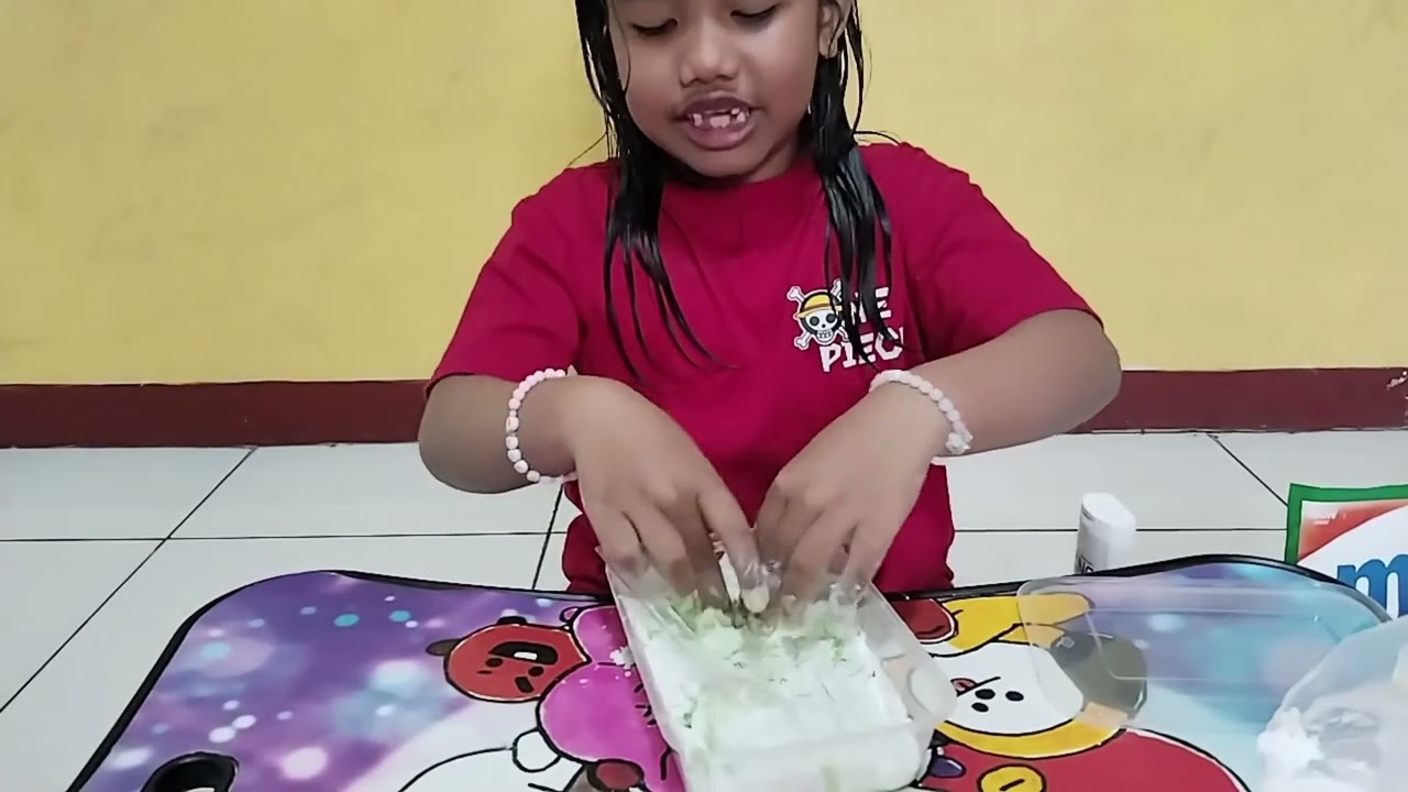 Kaka hibi bikin slime sendiri, pakai bahan yang ada dirumah