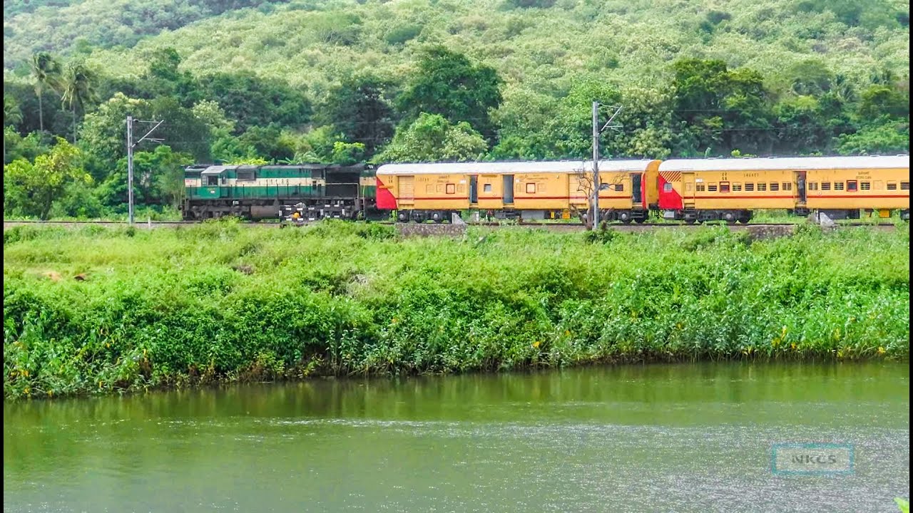 06660 Kollam - Sengottai Express Special at Bhagavathipuram - Tamil Nadu
