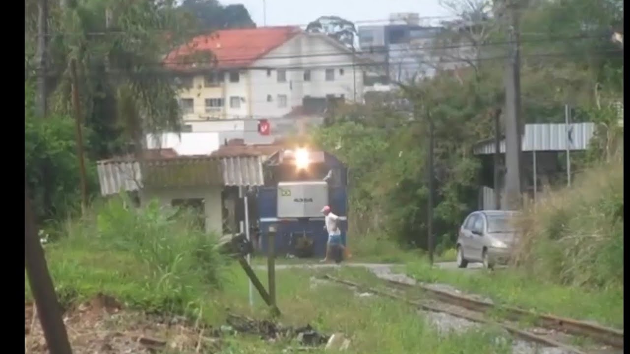 Vazio vindo de SFS quase pega pedestre destraido na rua São Paulo( G22UBs 4354 Rumo, 4382 Rumo)