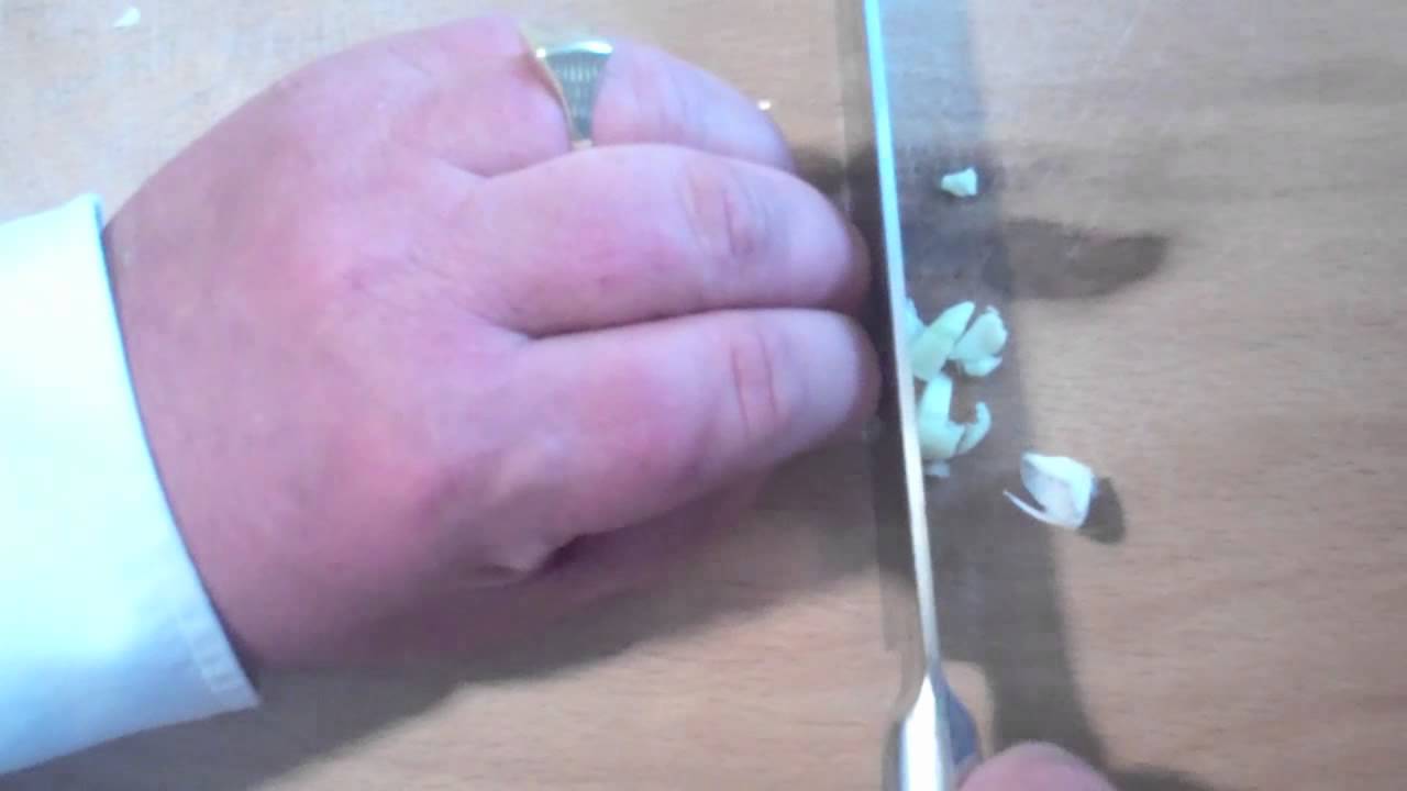 Kunde knoflook snijden, hakken en persen