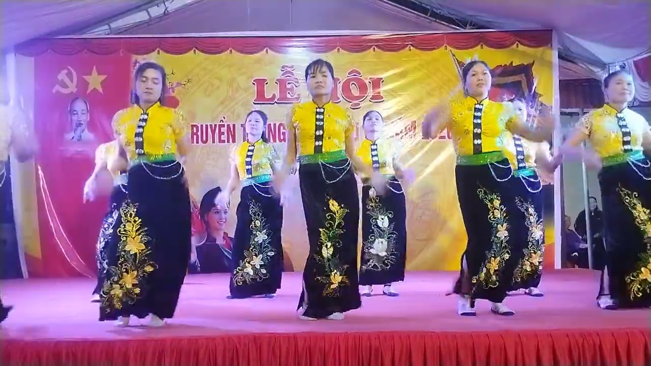 Chi hội phụ nữ trong đêm hội đình làng phú la xã hồng sơn hà nội xuân bính ngọ 2026