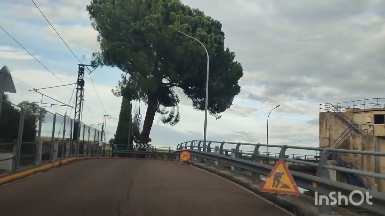 PRESA DE MONTIJO y pistas estrechas junto a los canales.