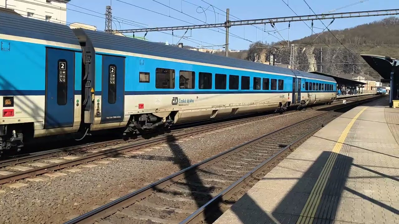 Odjezd vlaku  R 612 Krušnohor směr Cheb České dráhy národní dopravce ČD 