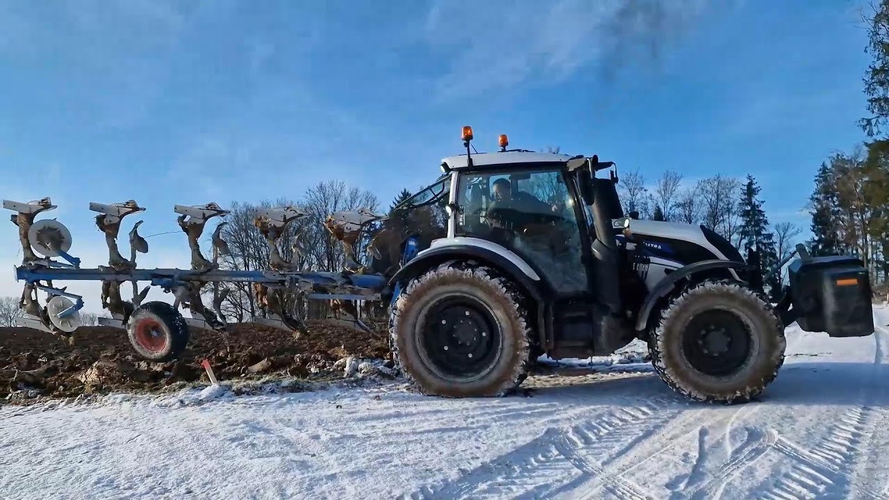 VALTRA 134 im Schneelook beim pflügen + 1300 kg Frontgewicht #traktor