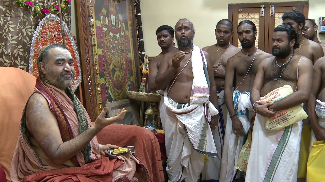 Rameshwaram Thirtha Vaideekas chant in Kanchi