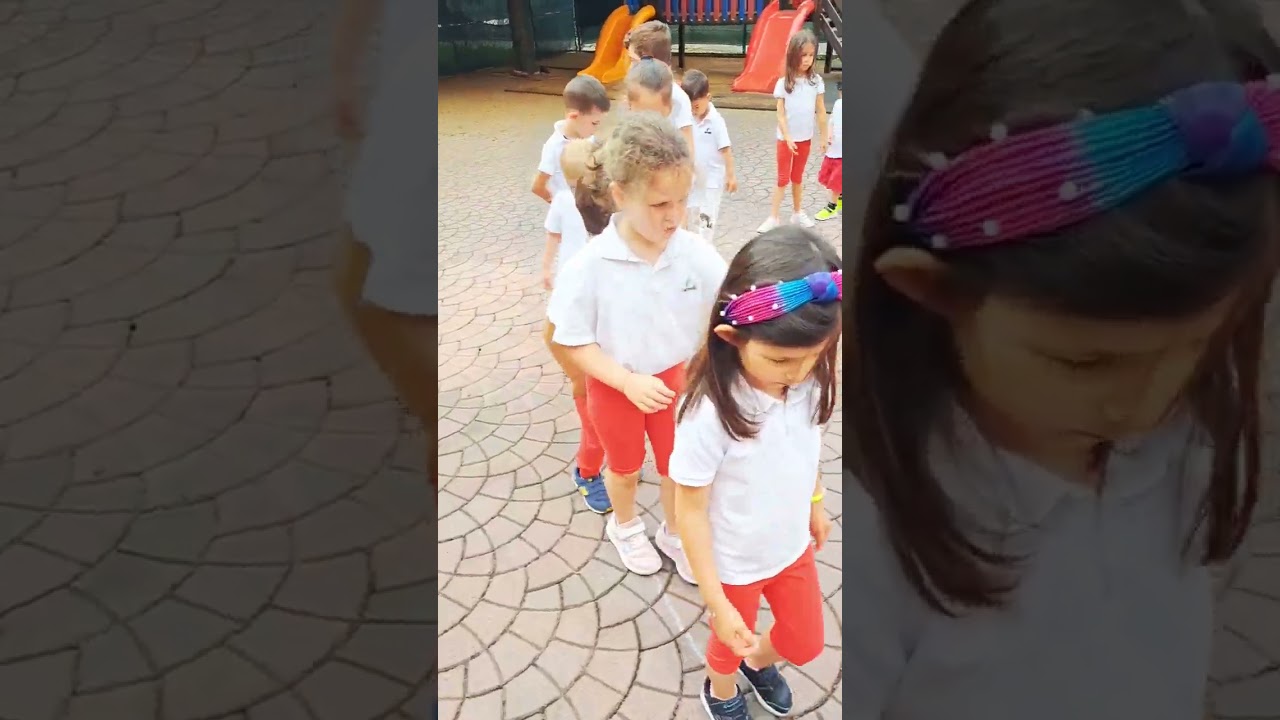 Danza popolare greca in cerchio con i bambini della scuola dell'infanzia