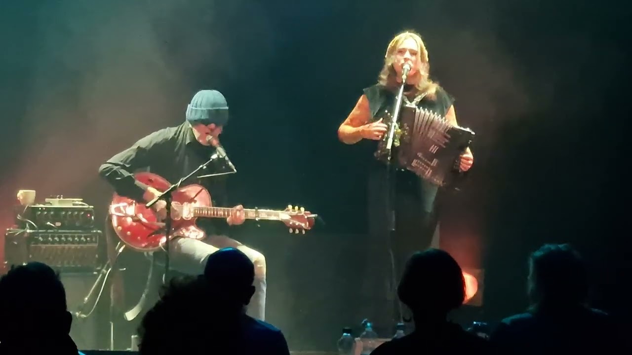 Moontwins 9.4. 🎸🪗 | Let go