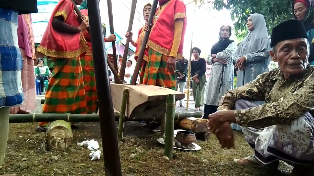 Ritual pesta panen Mappadendang/Mannampu Ase Lolo di Desa Tukamasea, Dusun Pajjaiang, Maros