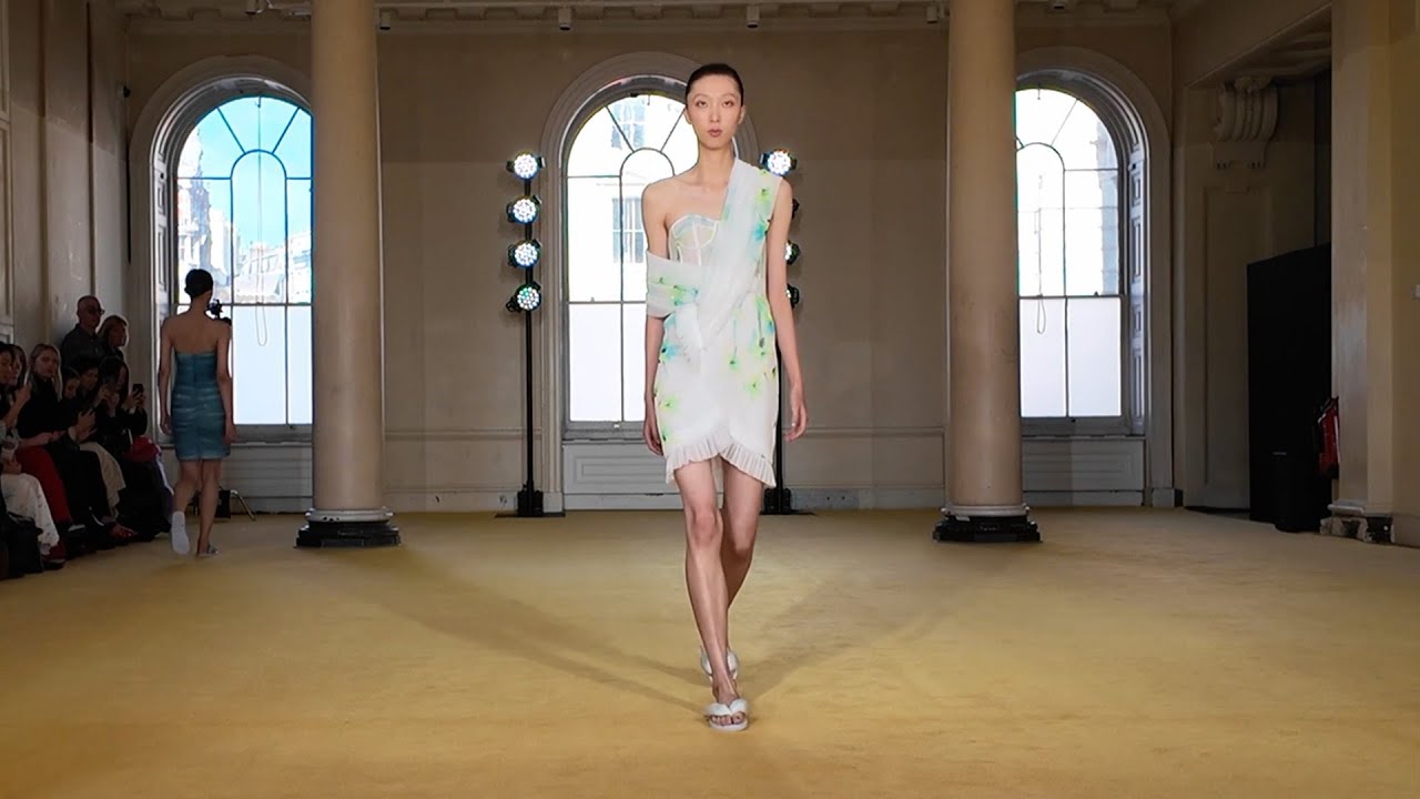 Noon by Noor Spring-Summer 2025 Runway Show | London Fashion Week | VRAI Magazine
