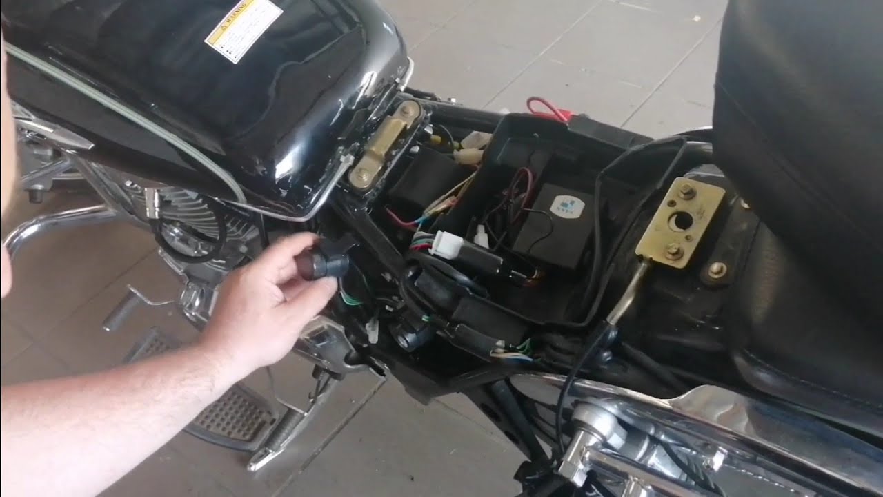 [TUTO] Clignotants qui s'affolent sur moto Chopper Jinlun 125-11. Changement centrale clignoteurs.