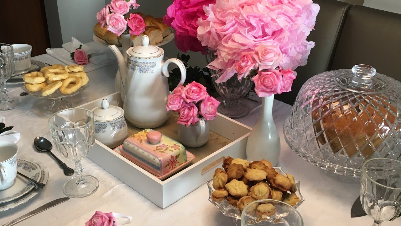 Como montar uma mesa posta  de chá da tarde ,decorada com flores ,bolos ,biscoitos .