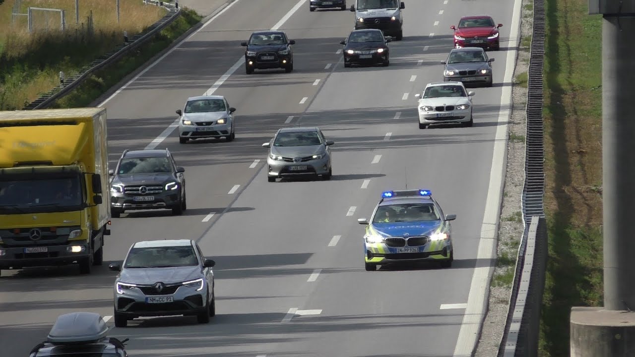 Gefahrenstelle Leiter auf Fahrbahn: Einsatzfahrt Autobahnpolizei