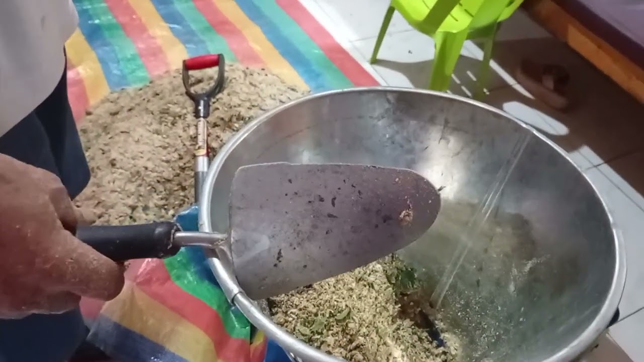 Gumawa ng feeds ng baboy at manok 