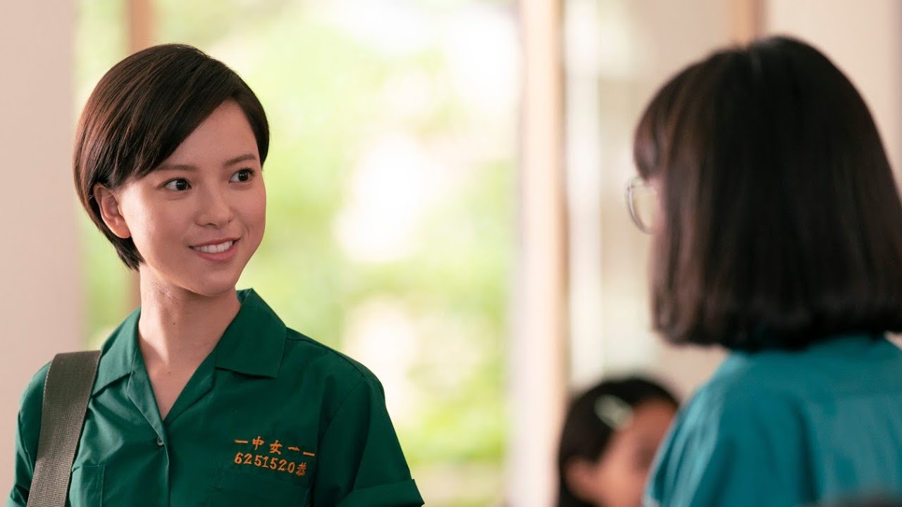 擁抱【夜校女生 電影插曲】五月天 | MV畫面【夜校女生】電影 | 日與夜的象徵 現實的避風港