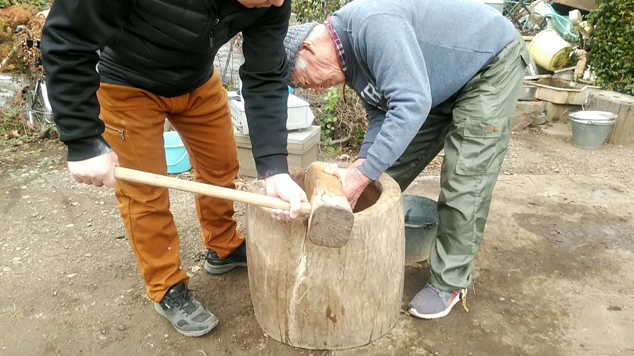 カマドで蒸して杵と臼で搗く「餅つき」