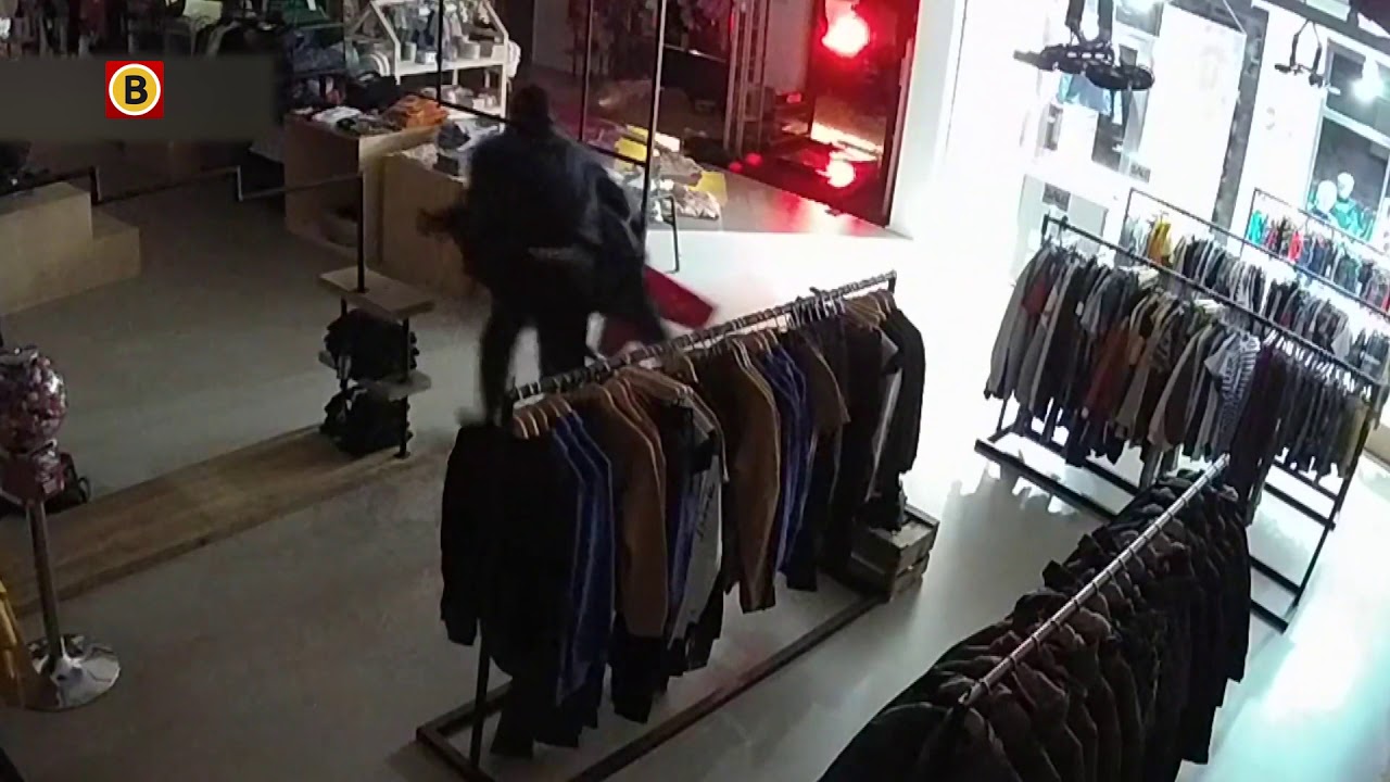 De politie heeft beveiligingsbeelden vrijgegeven van de ramkraak op kinderkledingwinkel Ko&Flo in...