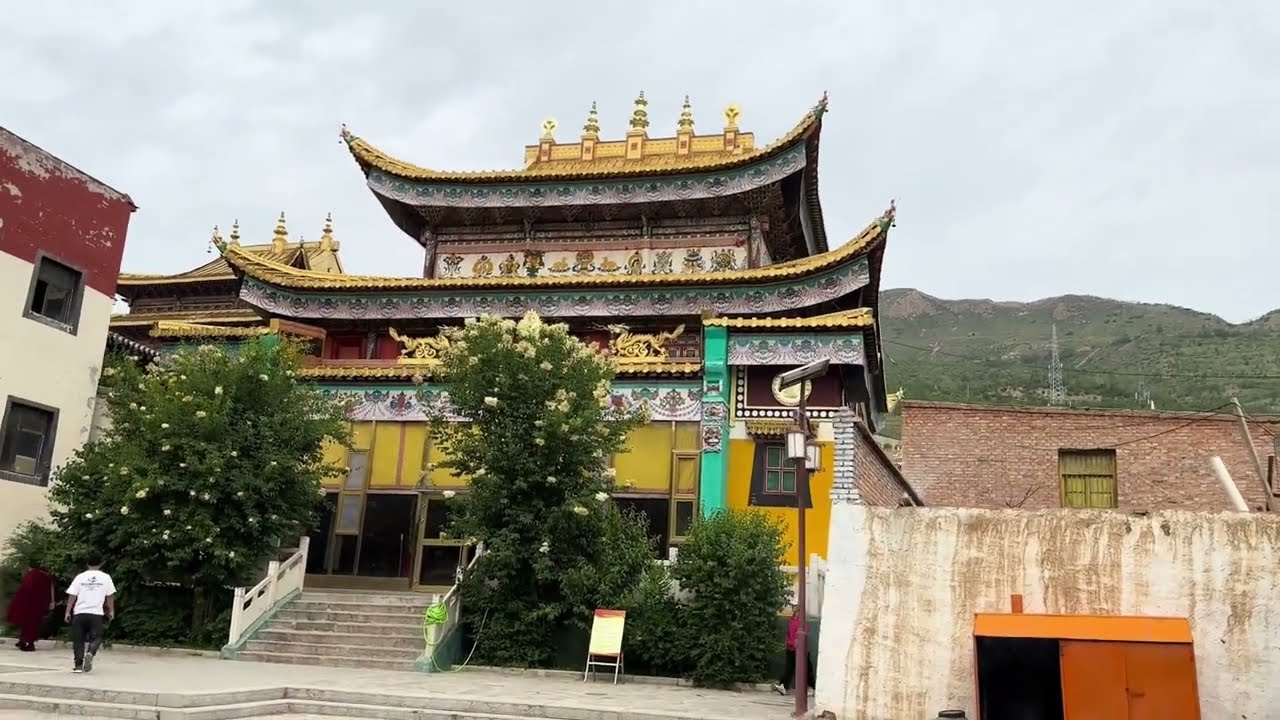自驾游青海省黄南藏族自治州同仁市，隆务寺。同仁藏语俗称热贡。