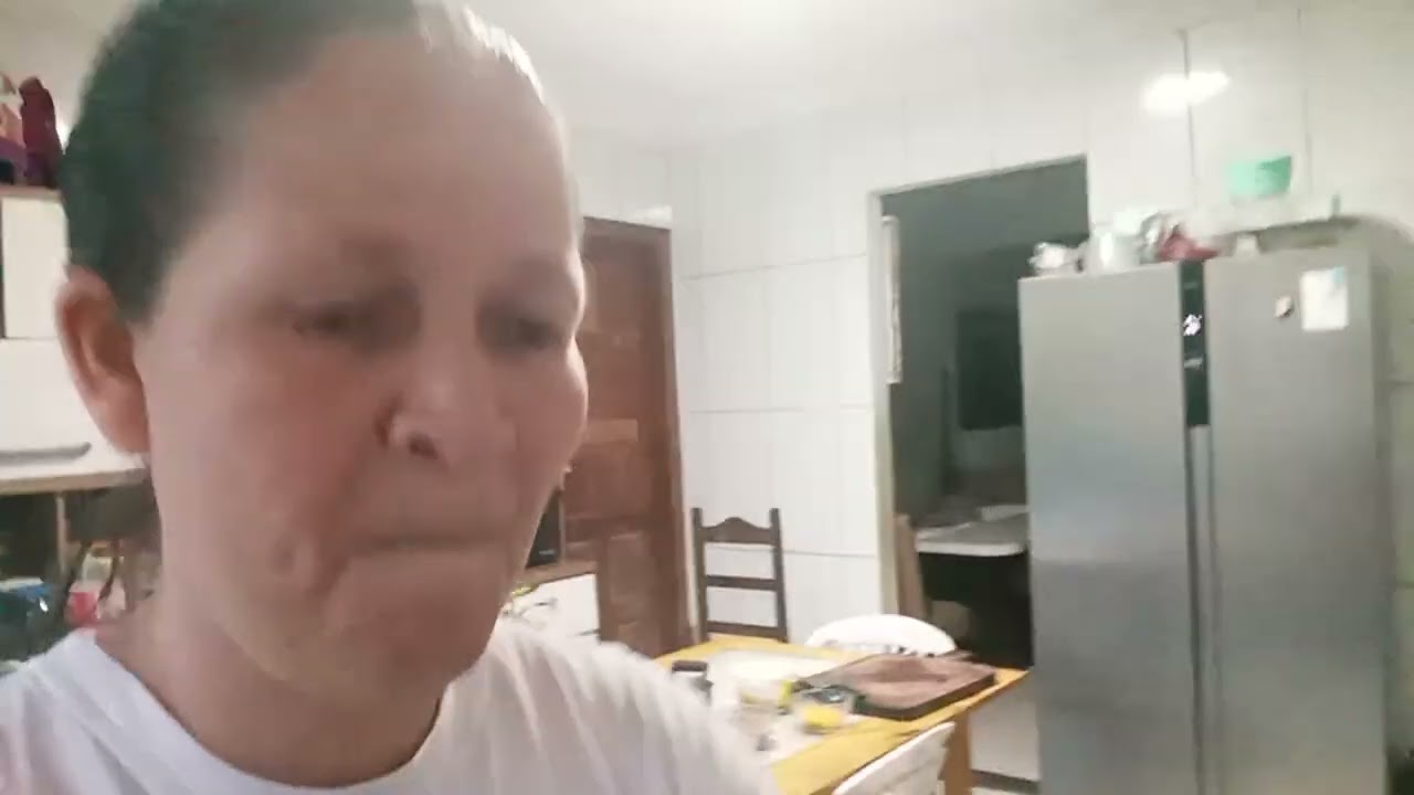 Mostrando fazendo uma farofa de cenoura 