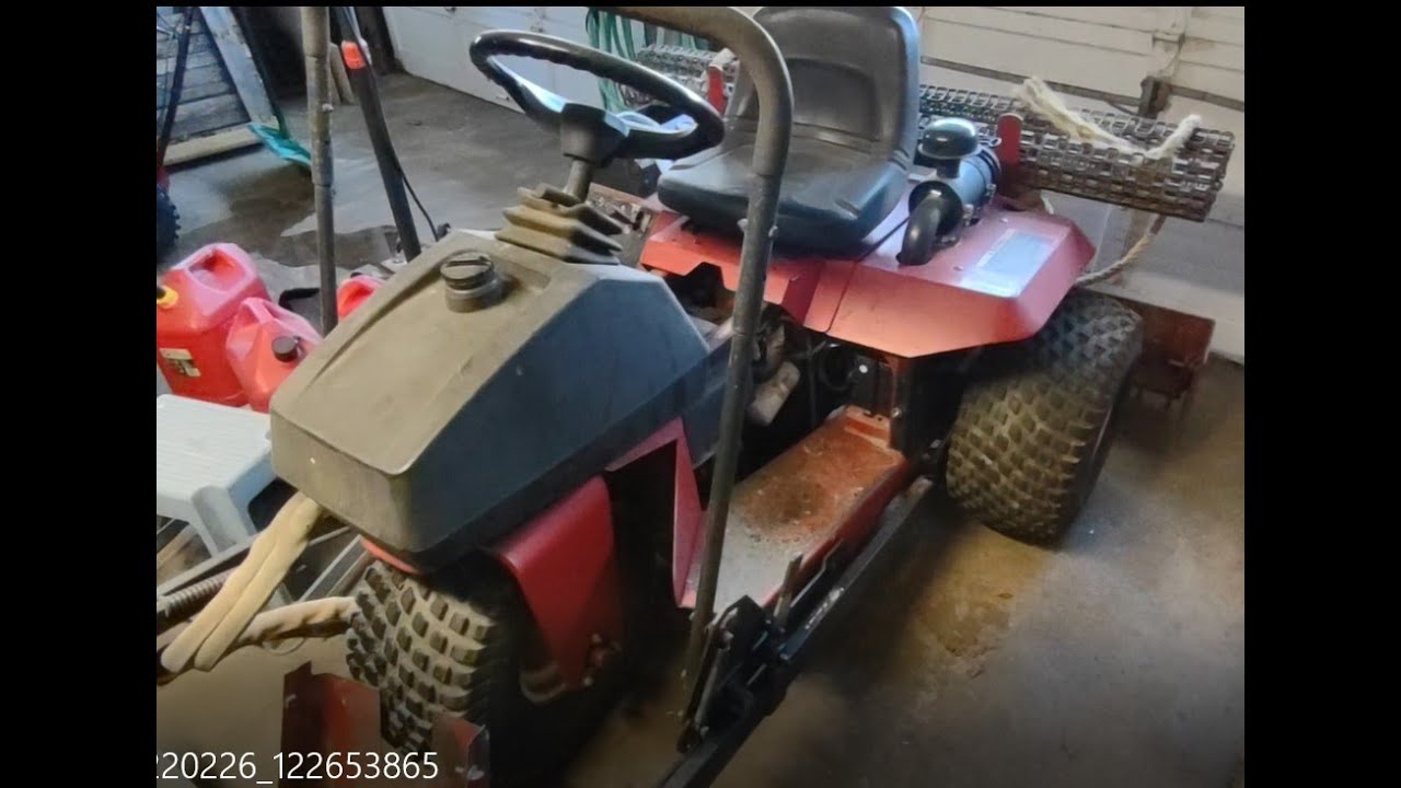 У Toro Sand Pro 5000 с двигателем Briggs & Stratton возникли проблемы с подачей топлива.