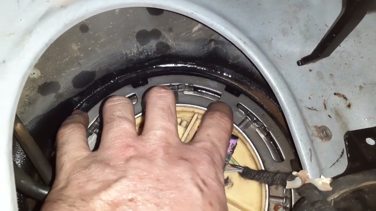 Como trocar a bomba elétrica Compass diesel e flex, ferramenta para soltar a trava da bomba tanque