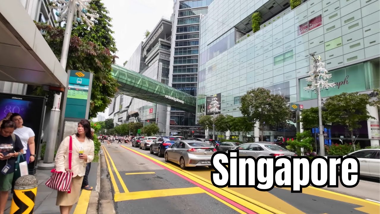 Walking down Orchard Shopping Street in Singapour