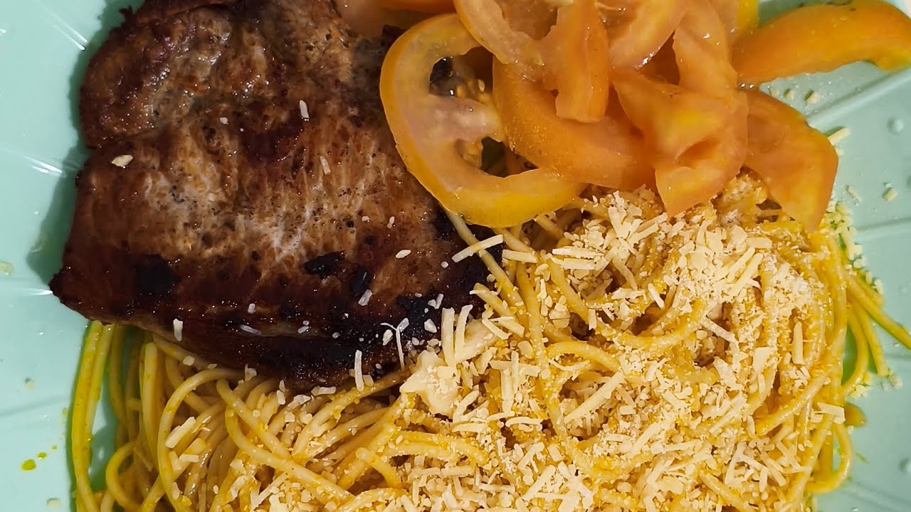 Vamos almoçar gente😋macarrão com parmesão, tomate e carré muito bom demais vem ver gente inscreva-se