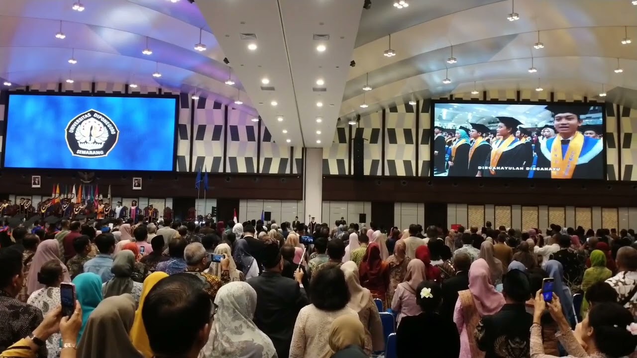 736. Muladi Dome UNDIP (1) Wisuda Pertama di gedung Muladi Dome