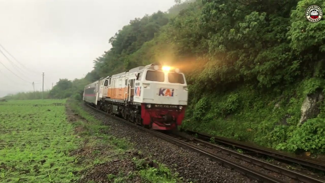 KERETA MERAUNG-RAUNG MENANJAK HUJAN-HUJAN DI BUKIT KARIKIL WASWAS NONTONNYA