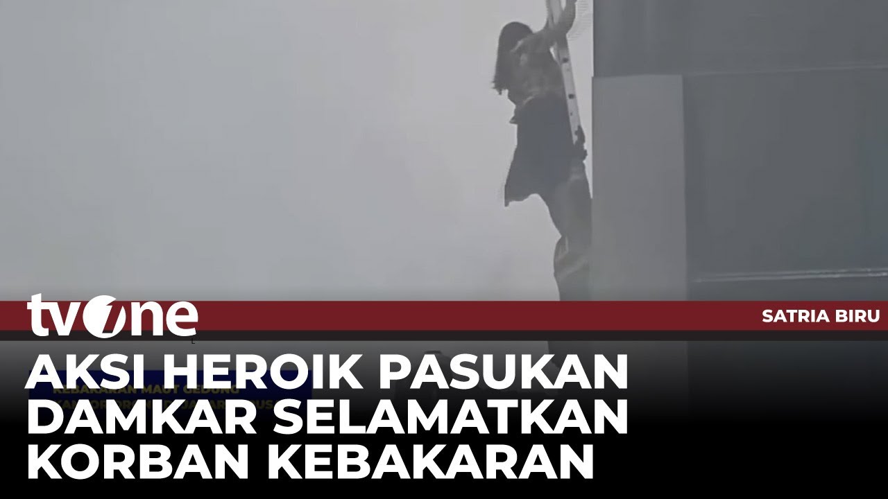 Aksi Petugas Damkar Evakuasi Korban Kebakaran Gedung Terra Drone | AKAP tvOne