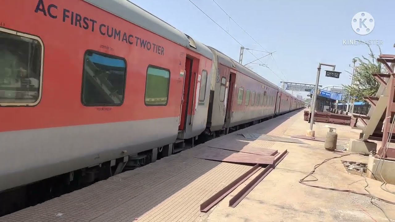 Durg Puri stopped at Bhilai Station & then the gaurd gave green signal & the train left from there.