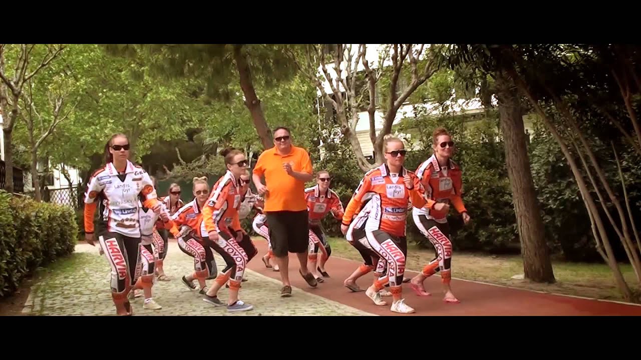 Kiritt&auml;ret tuo auringon -musiikkivideo