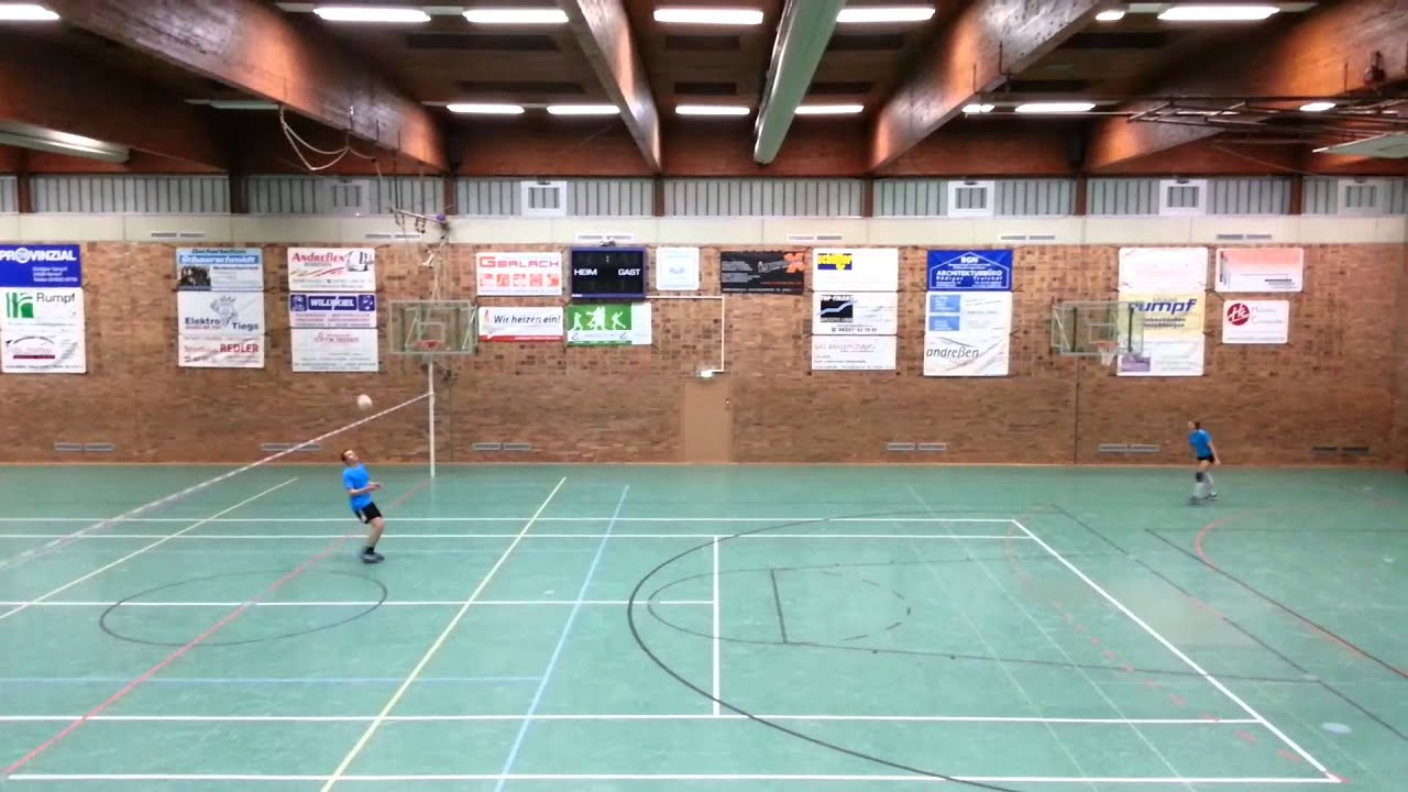 Spielform 3:3 auf der Grundlinie im Faustballtraining