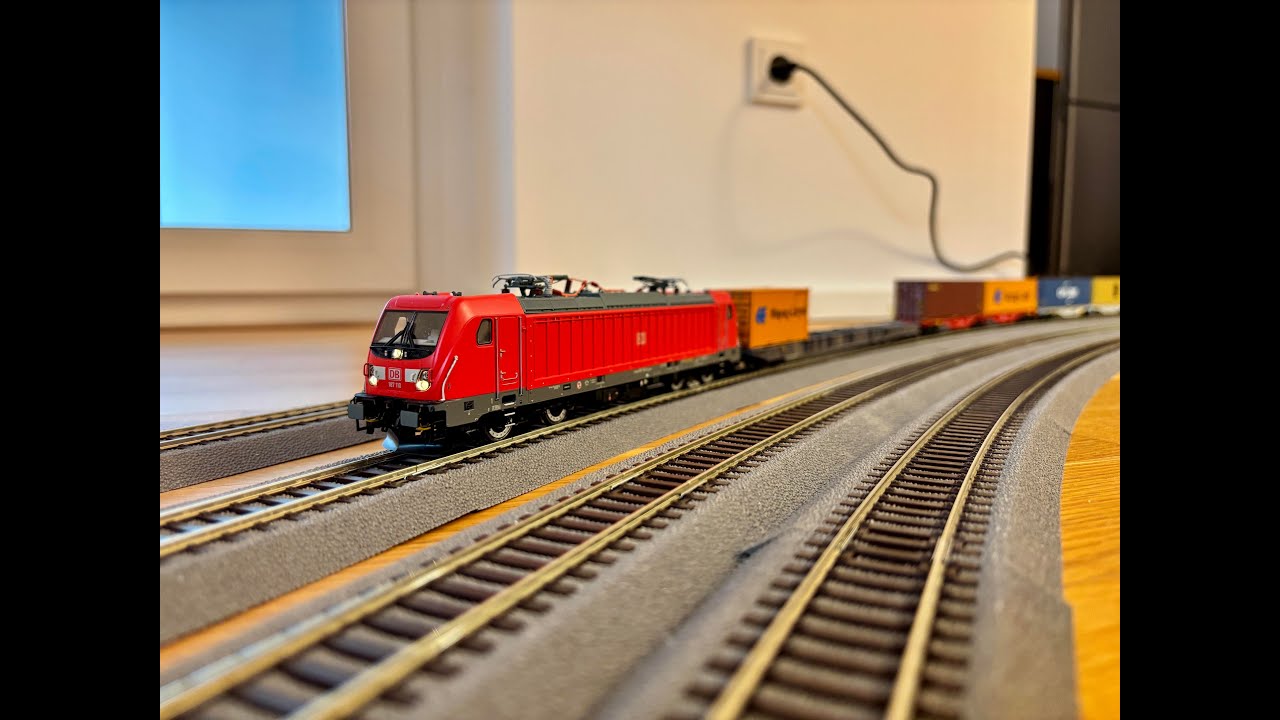 DB Cargo Br 187 vor langen Container-Zug