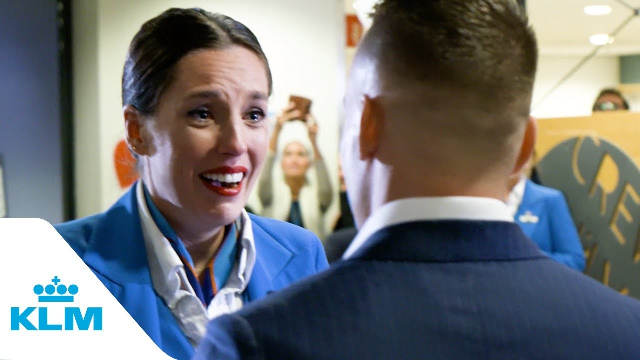 Boyfriend proposes to KLM Cityhopper cabin attendant
