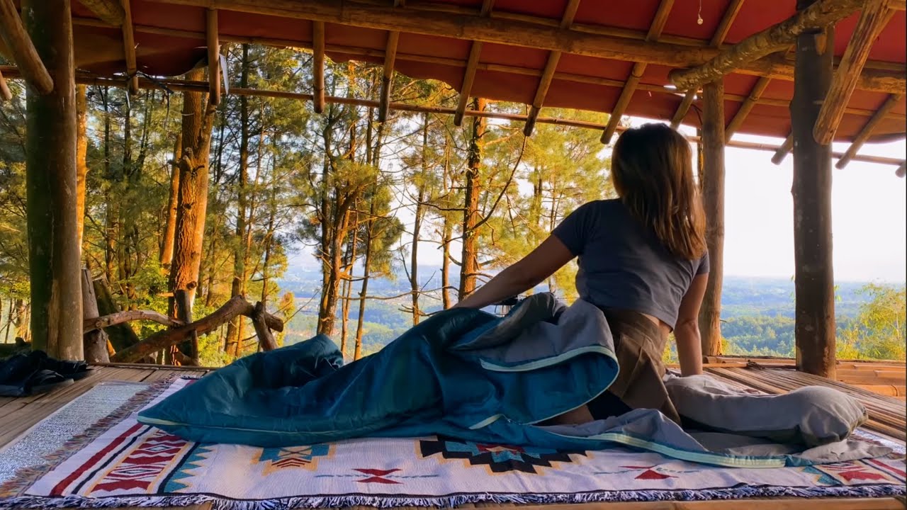Tiny girl alone in ABANDONED SHELTER in the forest. 1 night solo camping in survival shelters.