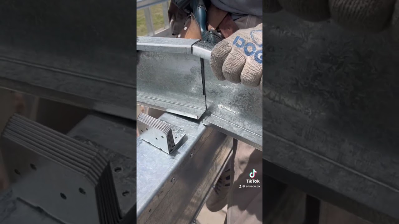 💥Крыша со стальным каркасом — деталь соединения стропил с коньком