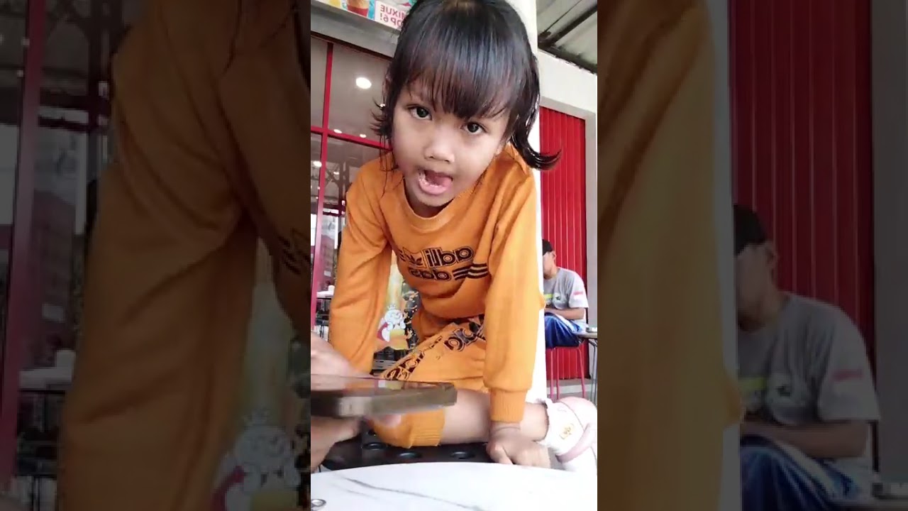 Si bocil makan icekrim mixu jtb