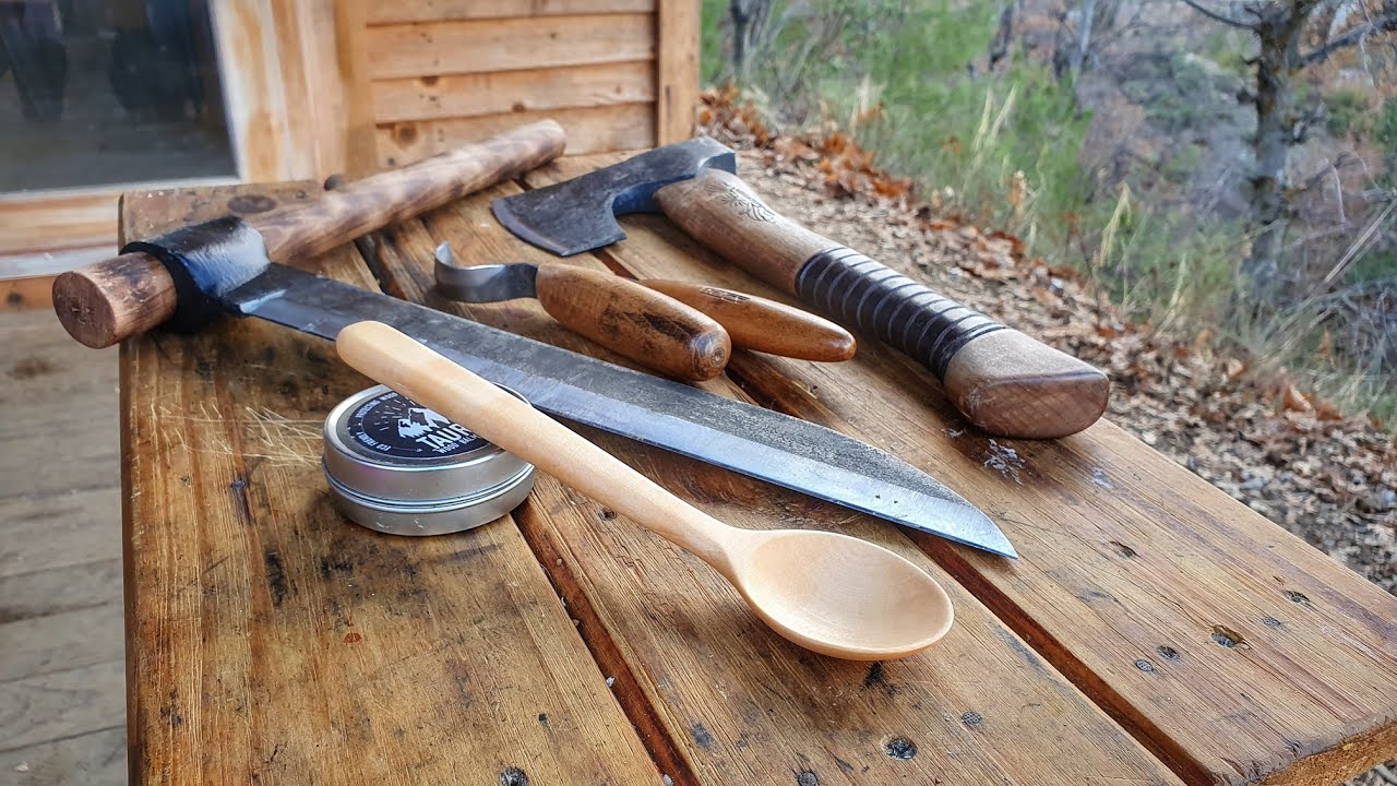 Geleneksel yöntemlerle şimşir ağacından kaşık yapımı / Carving wooden spoon