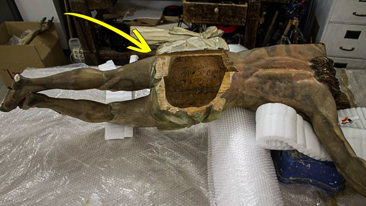 Sie restaurierten eine Jesus-Statue und bemerkten, dass etwas darin versteckt war