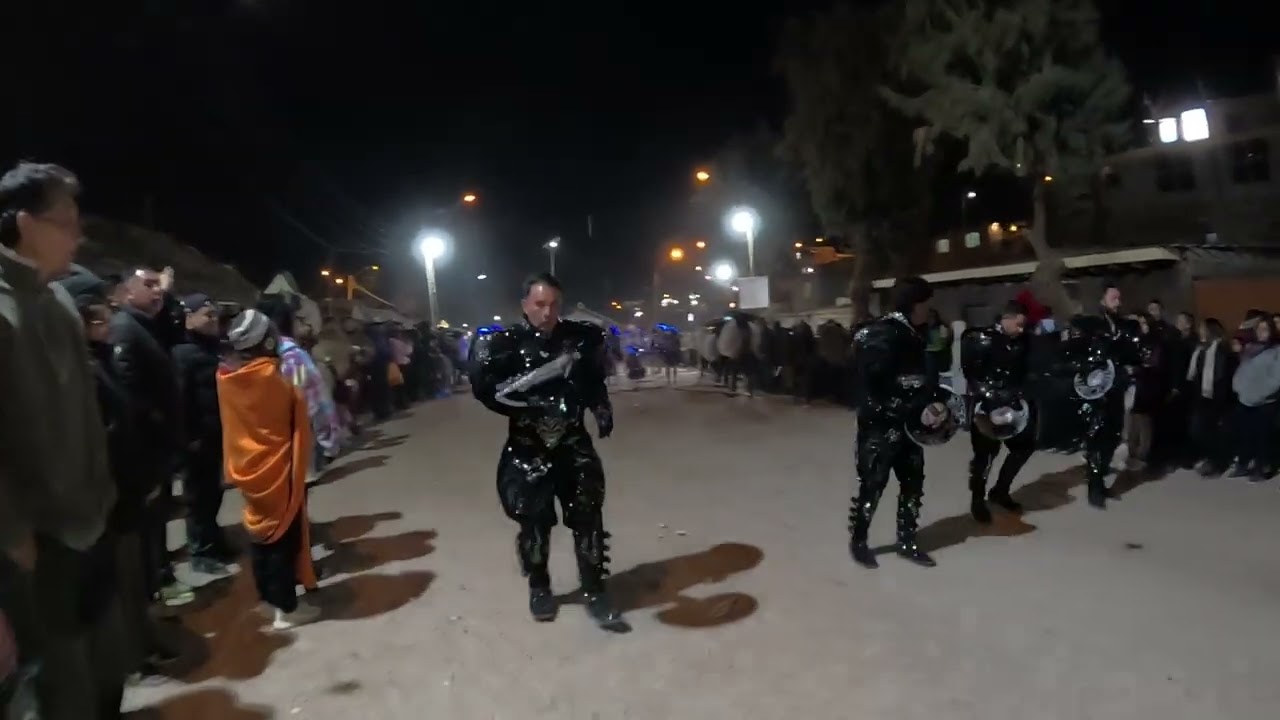 CAPORALES ZAMBOS SAYAS FIESTA DE AYQUINA 2025, EXPLANADA EN LA NOCHE