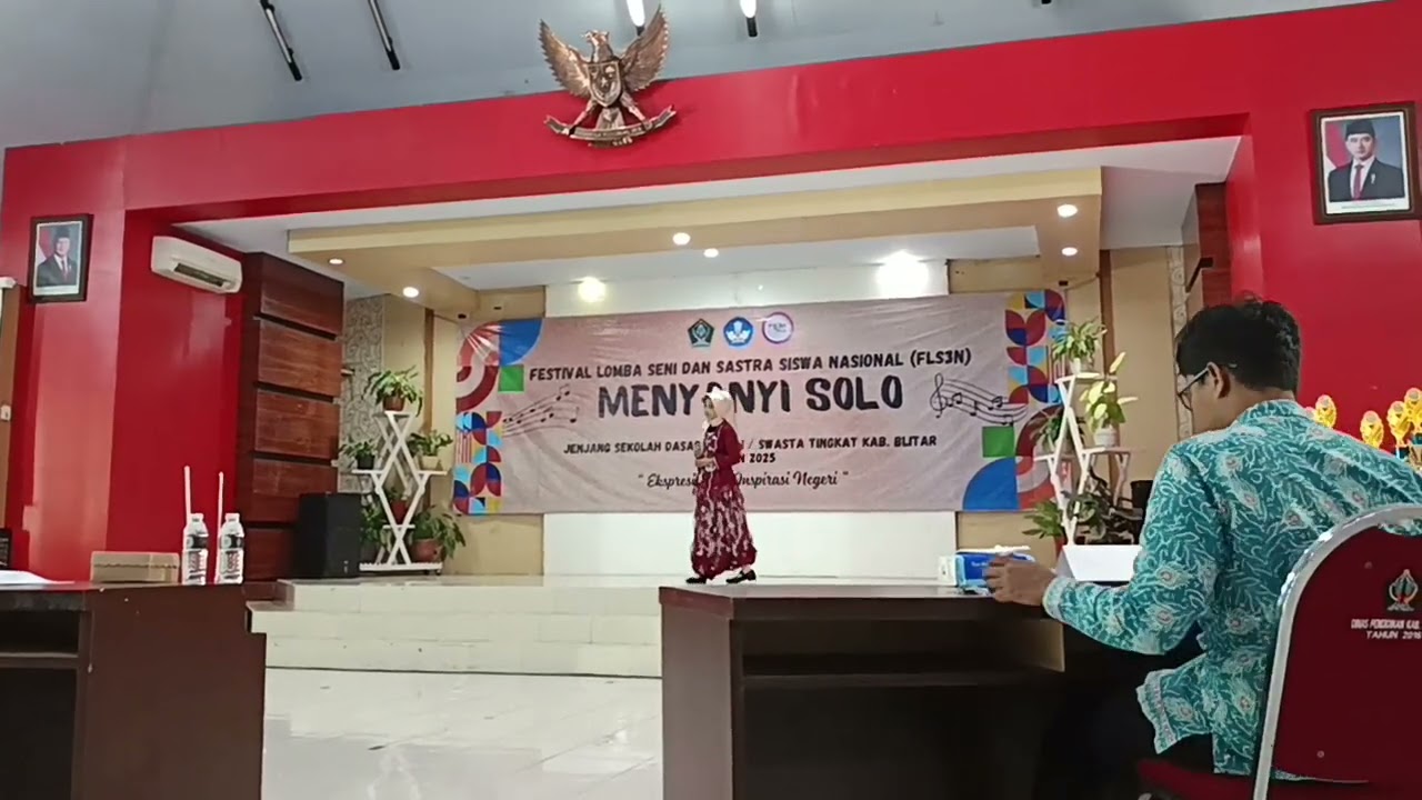 Menyanyi Solo 