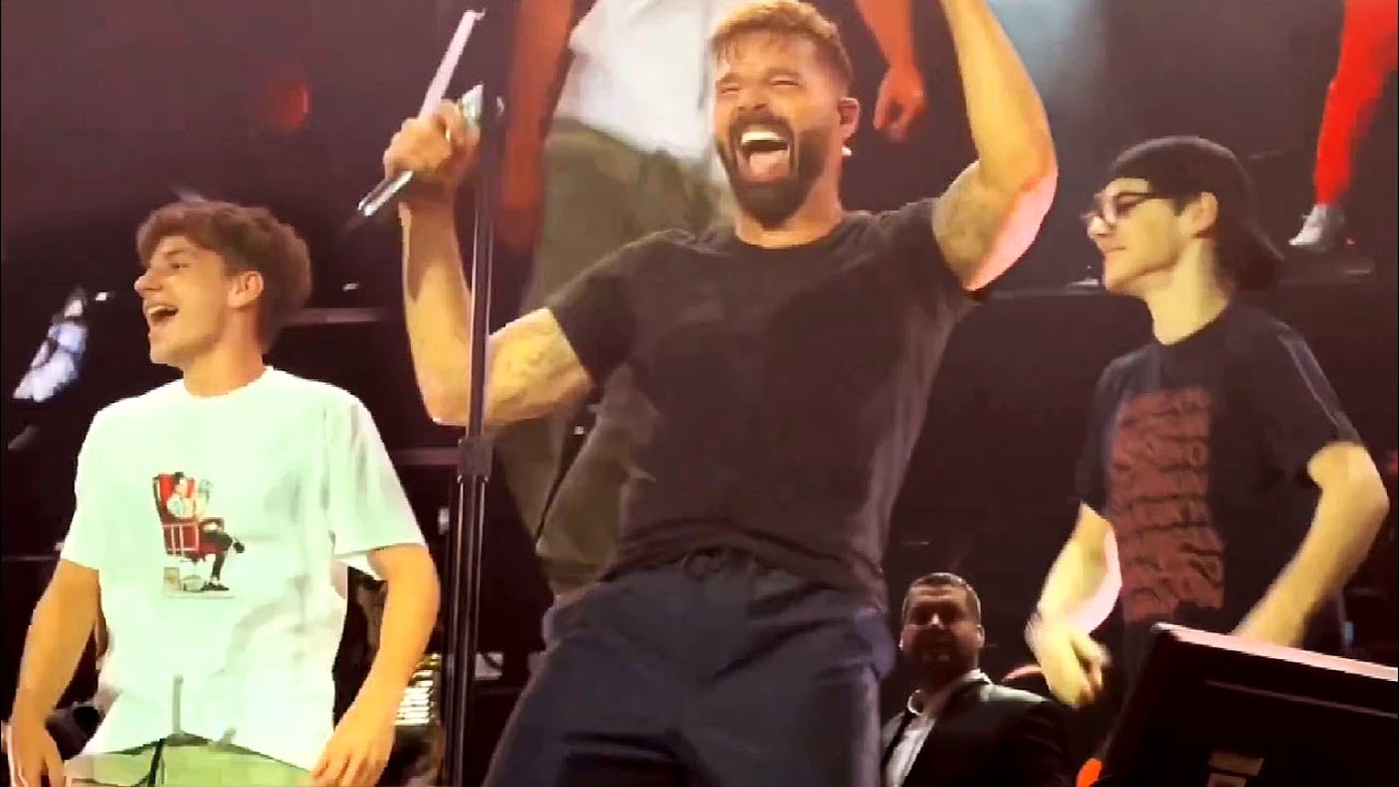 Ricky Martin es sorprendido por sus hijos Matteo y Valentino durante su concierto en Suiza
