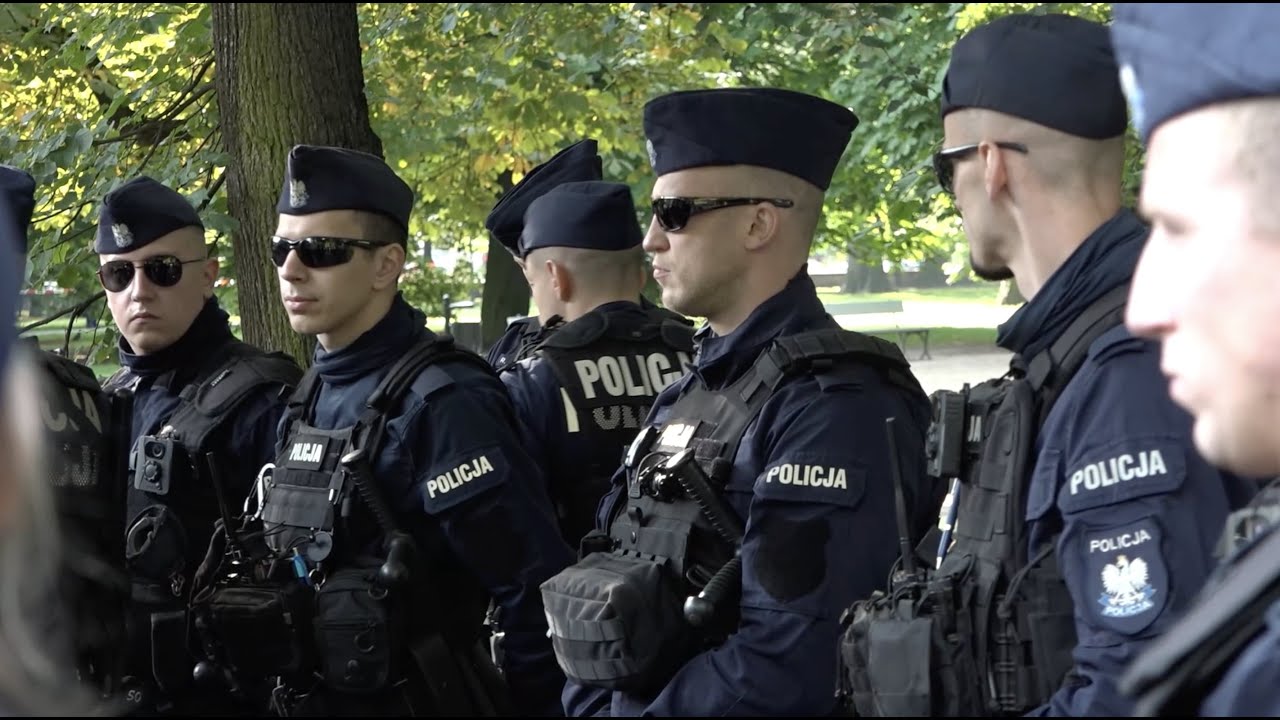 Transparent pod butami policjantów. 160. miesięcznica smoleńska.