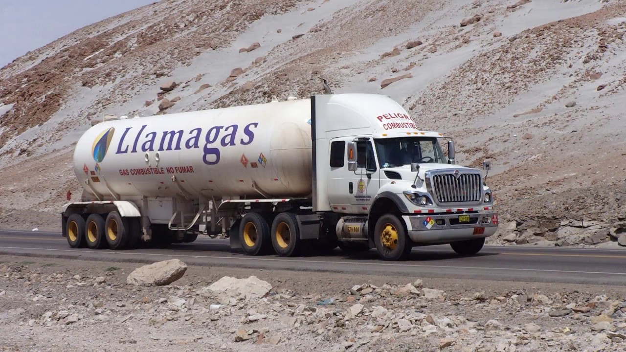 CAMIONES PERUANOS PASANDO CERCA DEL 48 HACIA AREQUIPA.