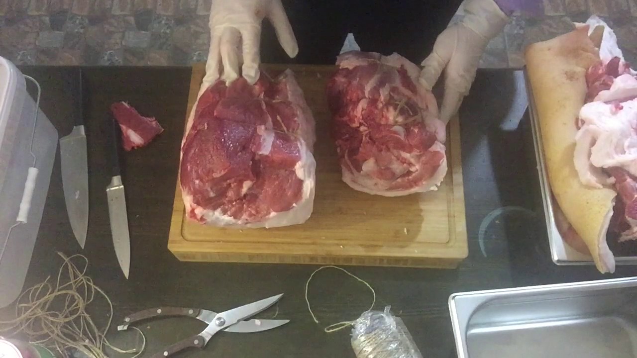 Вялим свинные окорока без кости
