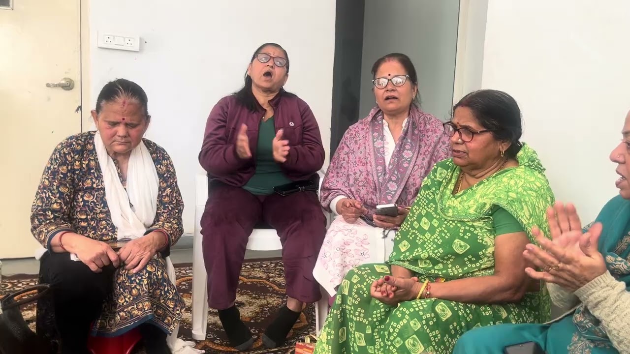🕉️ साप्ताहिक यज्ञ भजन का कार्यक्रम ब्रहस्पतिवार को हुआ || सभी ने मिल झूल कर गाये बहुत ही मधुर भजन है