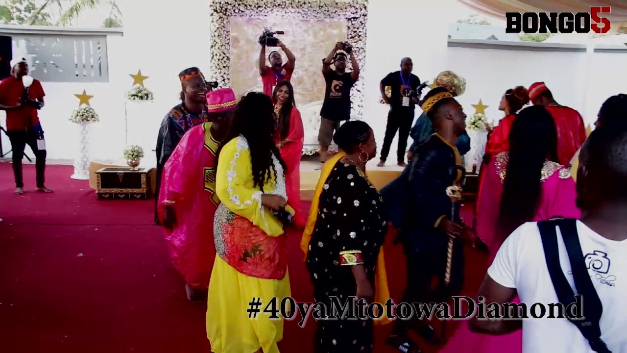 40 ya Mtoto wa Diamond: Diamond akicheza mduara na familia yake, full mauno