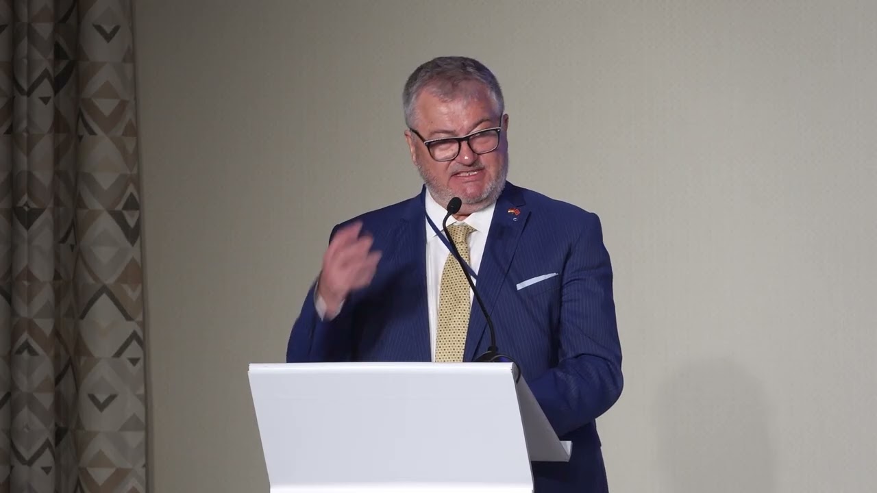 Президент Совета директоров Национальной лиги Библиотеки Бенгалии, Мартин Леберле.