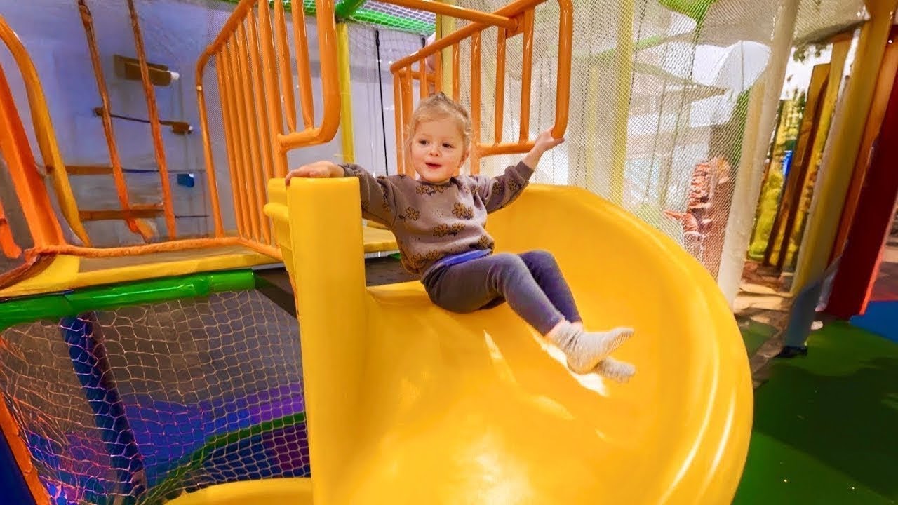 Anna Maria zdobywa OLBRZYMIĄ ż&oacute;łtą zjeżdżalnię! 🛝 Ocean Park