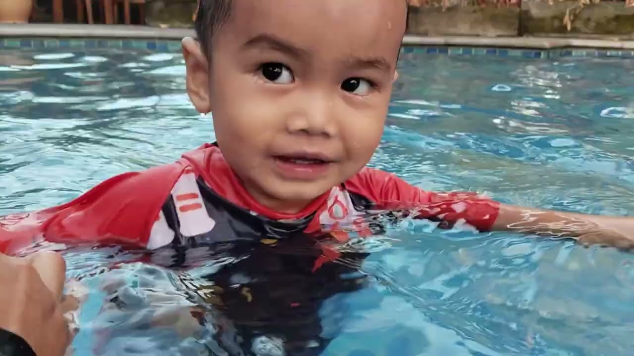 Bian Ezra Berenang di Hotel Signature Bali Sanur. Kolam renang nya Estetik 😍😍😍